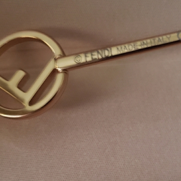 💫FENDI: Oversized Geometric Sunglasses - Picture 6 of 8